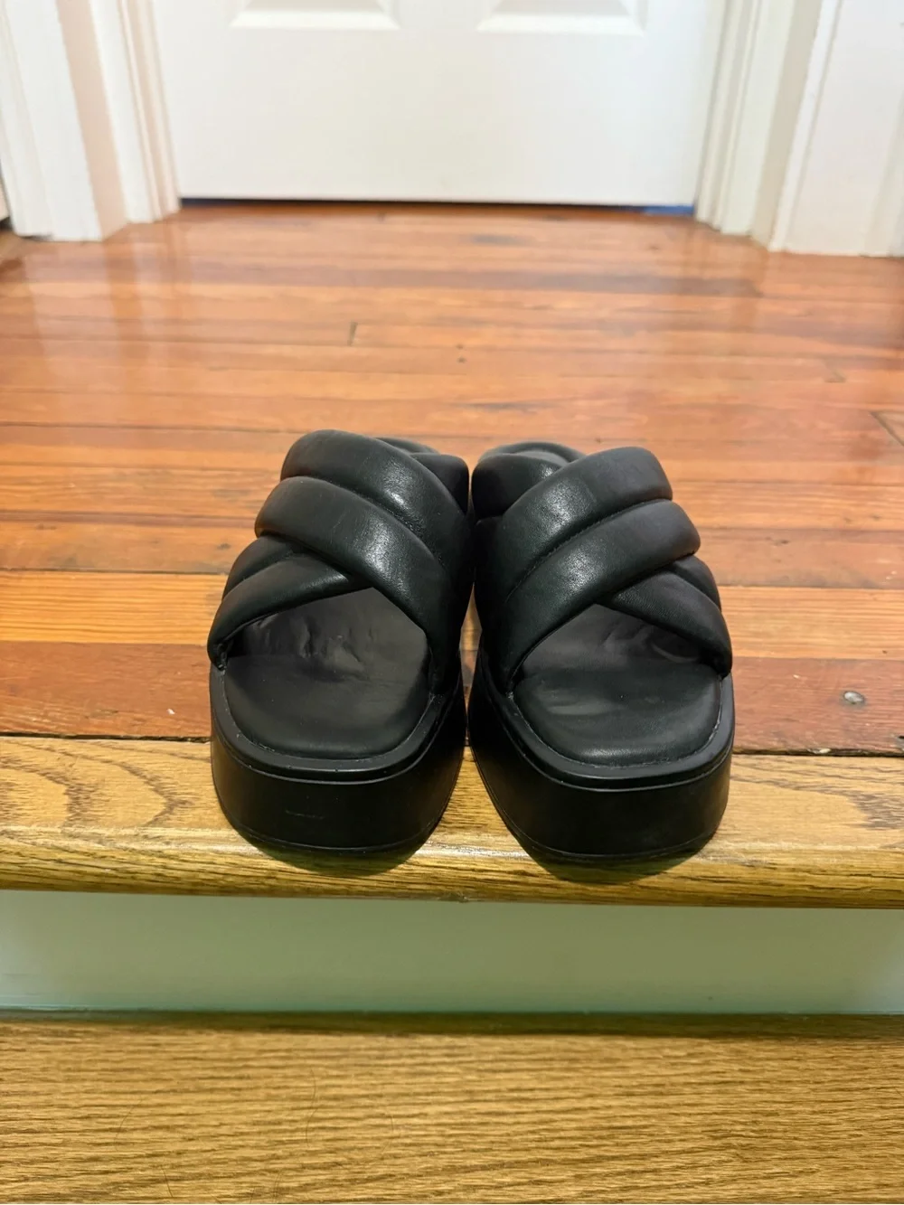 Vagabond Courtney crossover flatform sandals in black leather